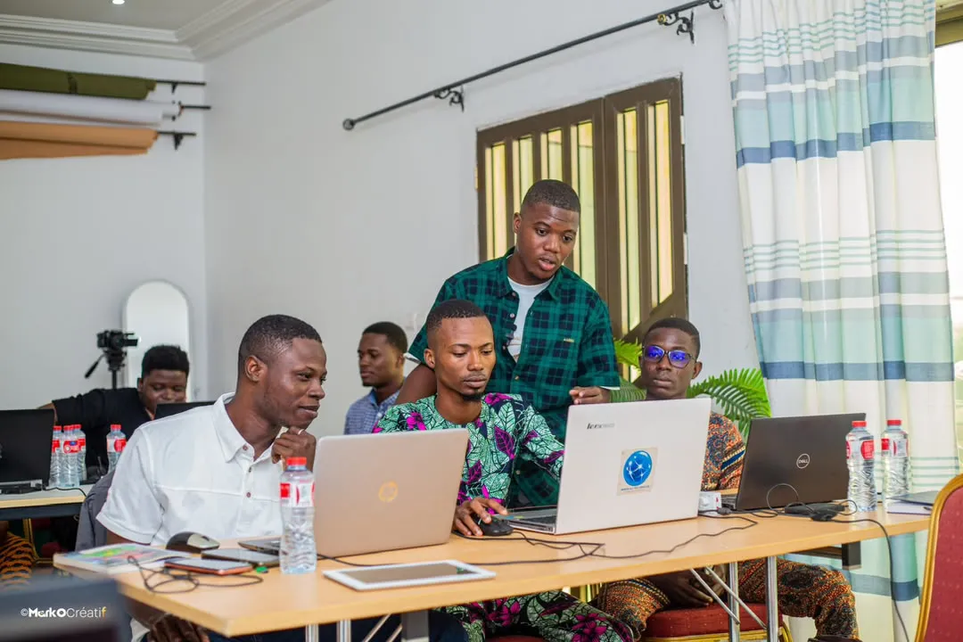 Trois participants de l'atelier travaillent côte à côte sur leurs animations.